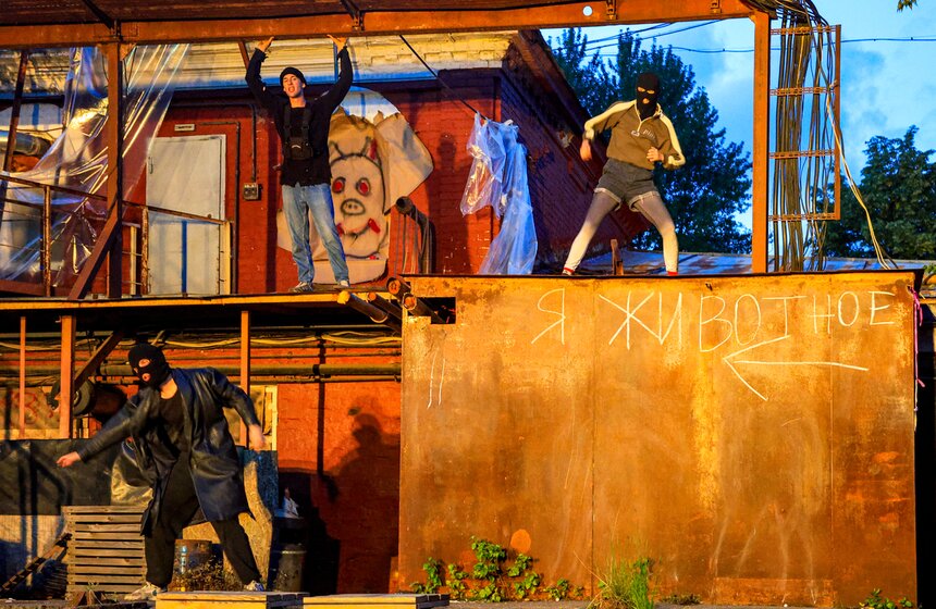 Спектакль по книге "Повелитель мух" показали на площадке "Кристалл 1901" 21 фото