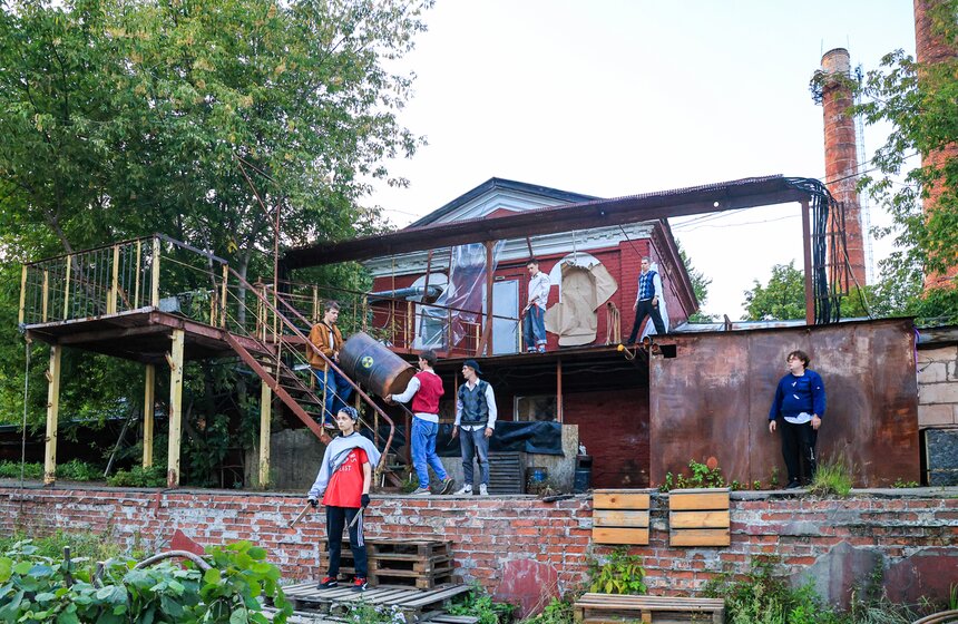 Спектакль по книге "Повелитель мух" показали на площадке "Кристалл 1901" 3 фото