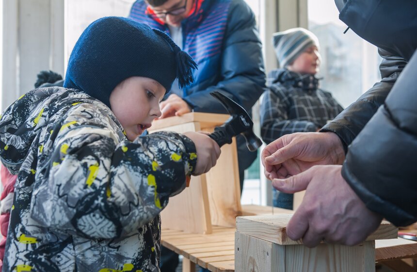 Москвичи сделали в "Сокольниках" скворечники для птиц 1 фото