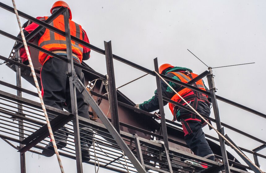 Начался демонтаж вывесок "Москвич" и АЗЛК с крыши автозавода 6 фото