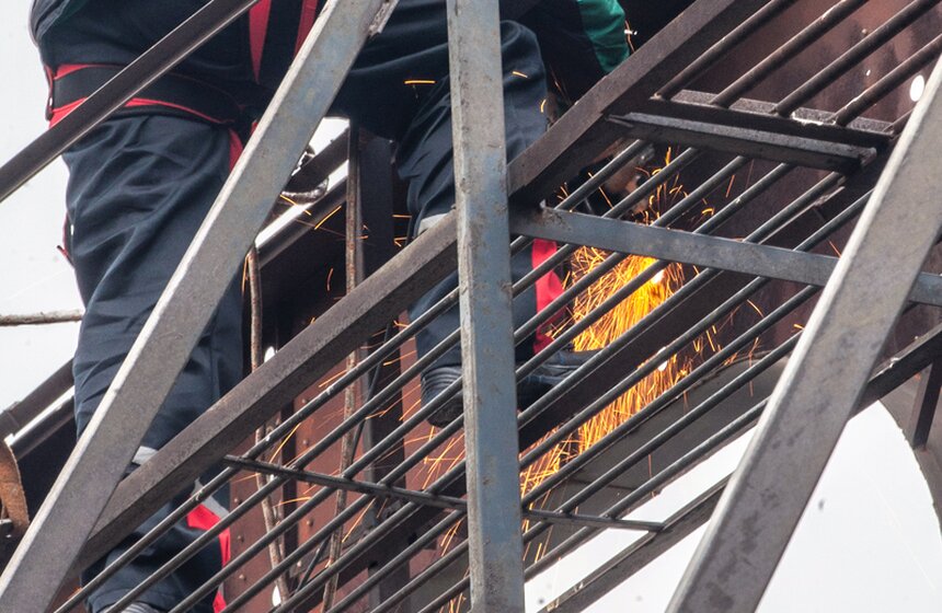 Начался демонтаж вывесок "Москвич" и АЗЛК с крыши автозавода 5 фото