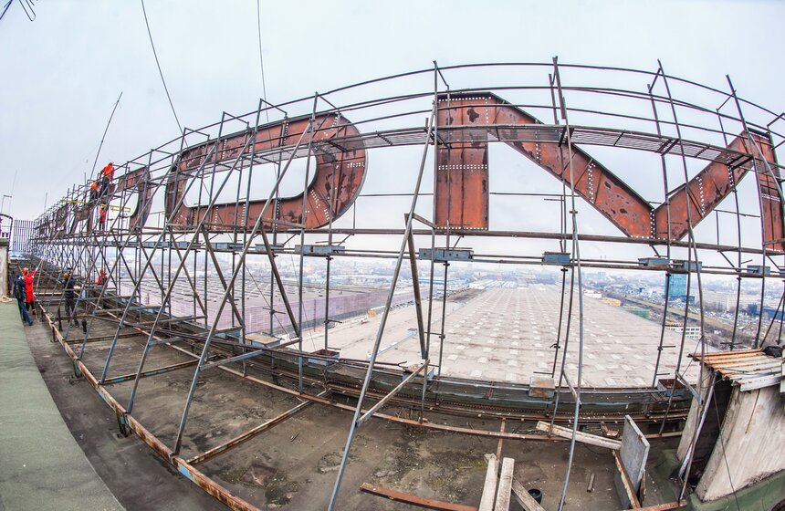 Начался демонтаж вывесок "Москвич" и АЗЛК с крыши автозавода 8 фото