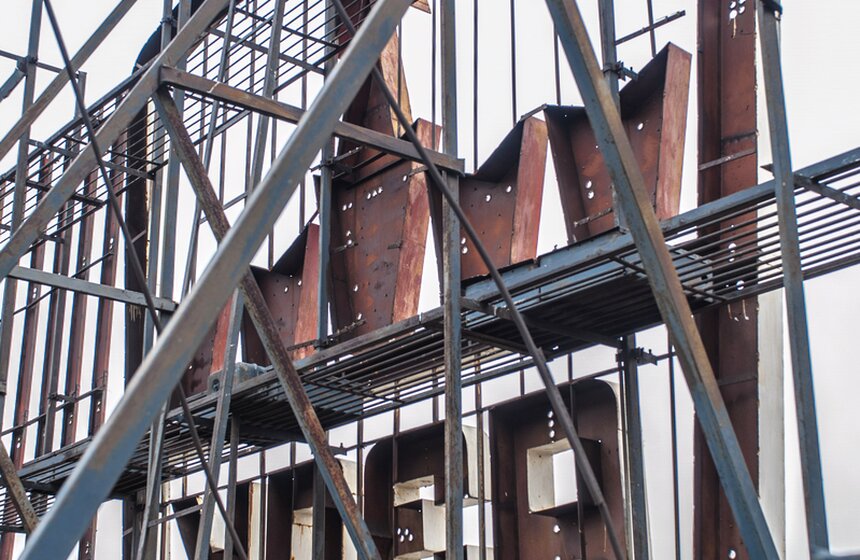 Начался демонтаж вывесок "Москвич" и АЗЛК с крыши автозавода 12 фото