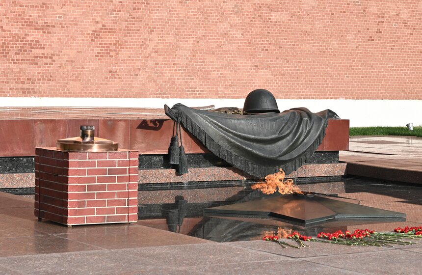 Профилактику Вечного огня провели в преддверии Дня памяти и скорби в Москве 1 фото