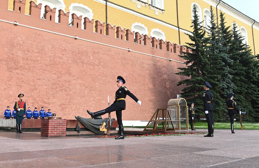 Профилактику Вечного огня провели в преддверии Дня памяти и скорби в Москве 7 фото