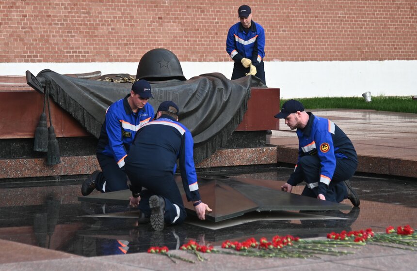 Профилактику Вечного огня провели в преддверии Дня памяти и скорби в Москве 17 фото