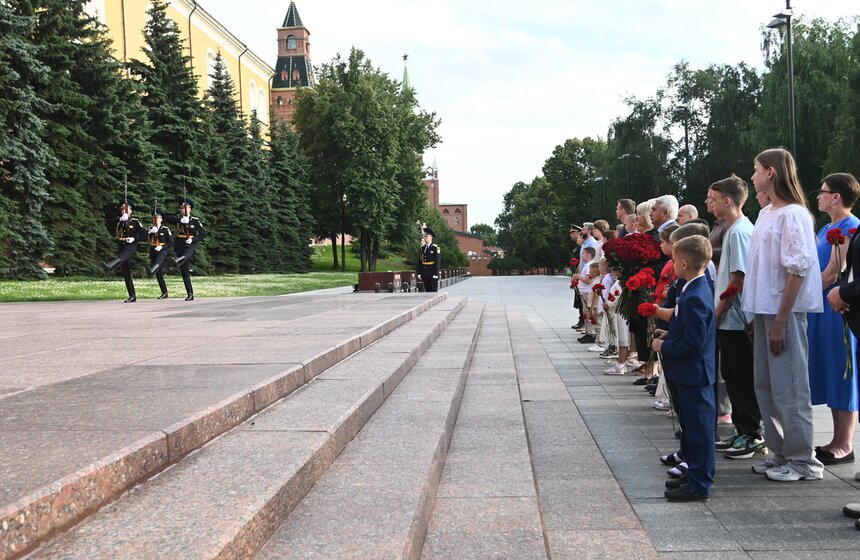 Профилактику Вечного огня провели в преддверии Дня памяти и скорби в Москве 5 фото