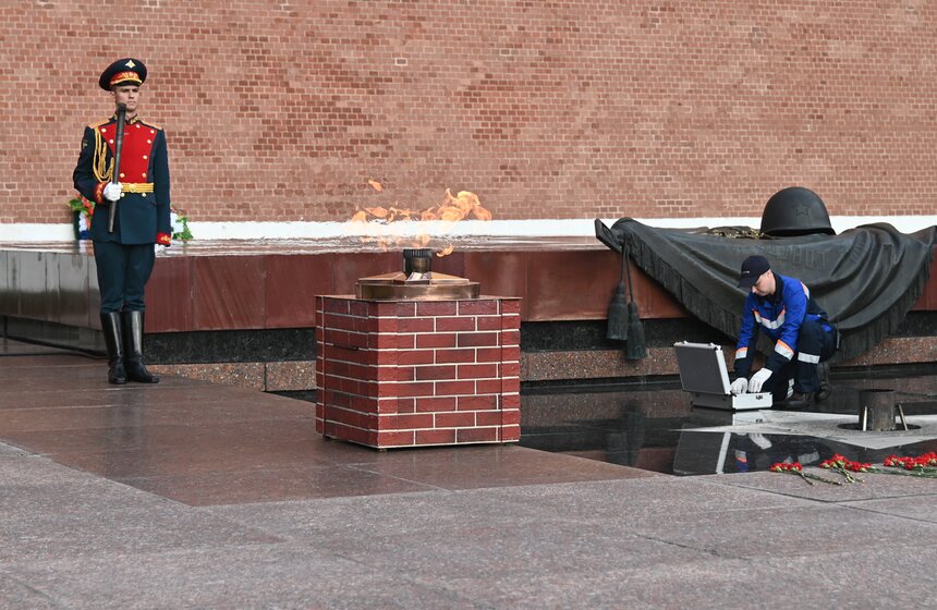 Профилактику Вечного огня провели в преддверии Дня памяти и скорби в Москве 14 фото