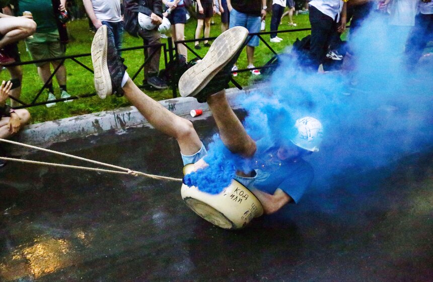 Студенты Бауманки отпраздновали выпуск катаниями в тазах 8 фото