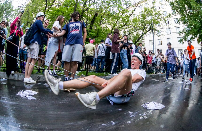 Студенты Бауманки отпраздновали выпуск катаниями в тазах 21 фото