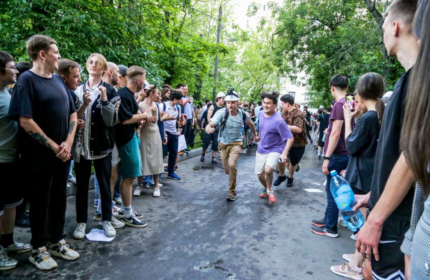 Студенты Бауманки отпраздновали выпуск катаниями в тазах 16 фото