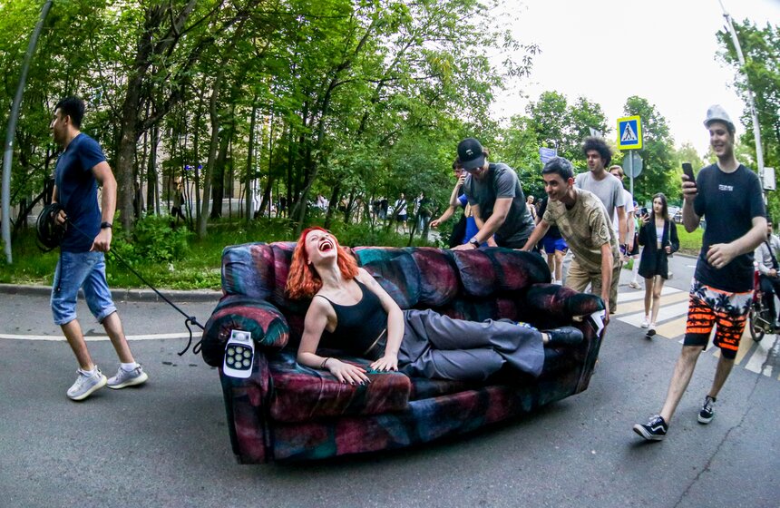 Студенты Бауманки отпраздновали выпуск катаниями в тазах 20 фото