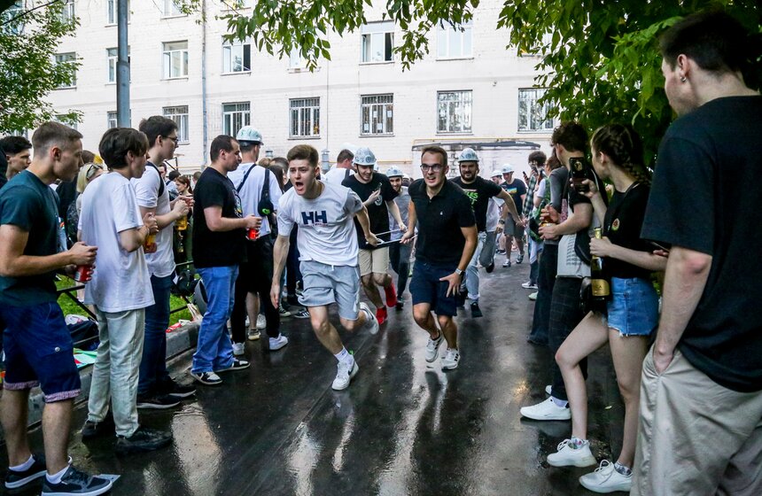 Студенты Бауманки отпраздновали выпуск катаниями в тазах 11 фото