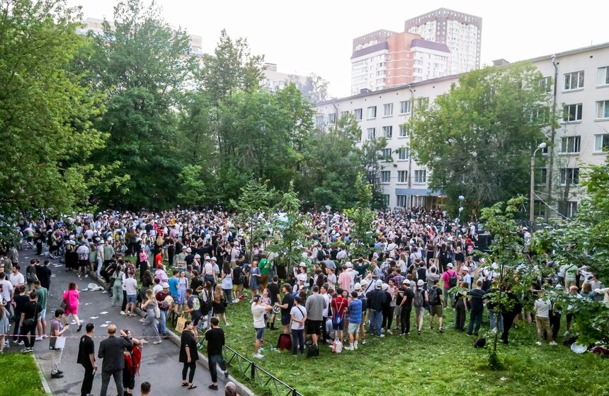 Студенты Бауманки отпраздновали выпуск катаниями в тазах 24 фото