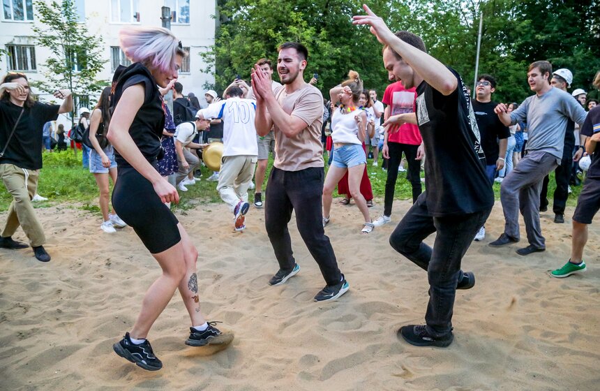 Студенты Бауманки отпраздновали выпуск катаниями в тазах 13 фото