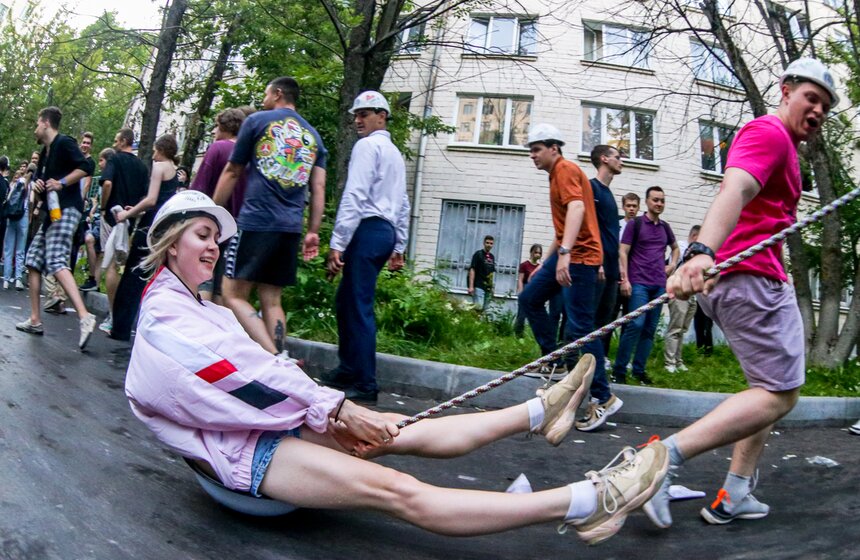 Студенты Бауманки отпраздновали выпуск катаниями в тазах 22 фото