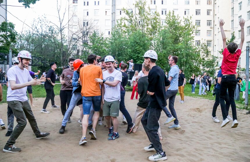 Студенты Бауманки отпраздновали выпуск катаниями в тазах 14 фото