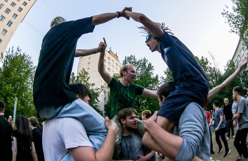 Студенты Бауманки отпраздновали выпуск катаниями в тазах 15 фото