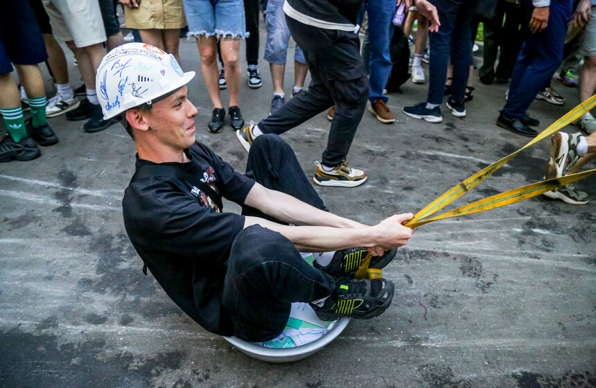 Студенты Бауманки отпраздновали выпуск катаниями в тазах 10 фото