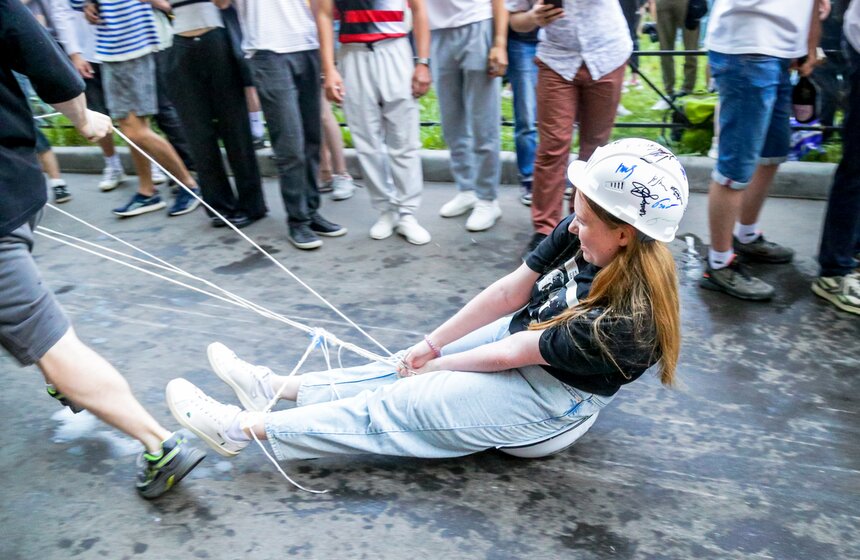 Студенты Бауманки отпраздновали выпуск катаниями в тазах 17 фото