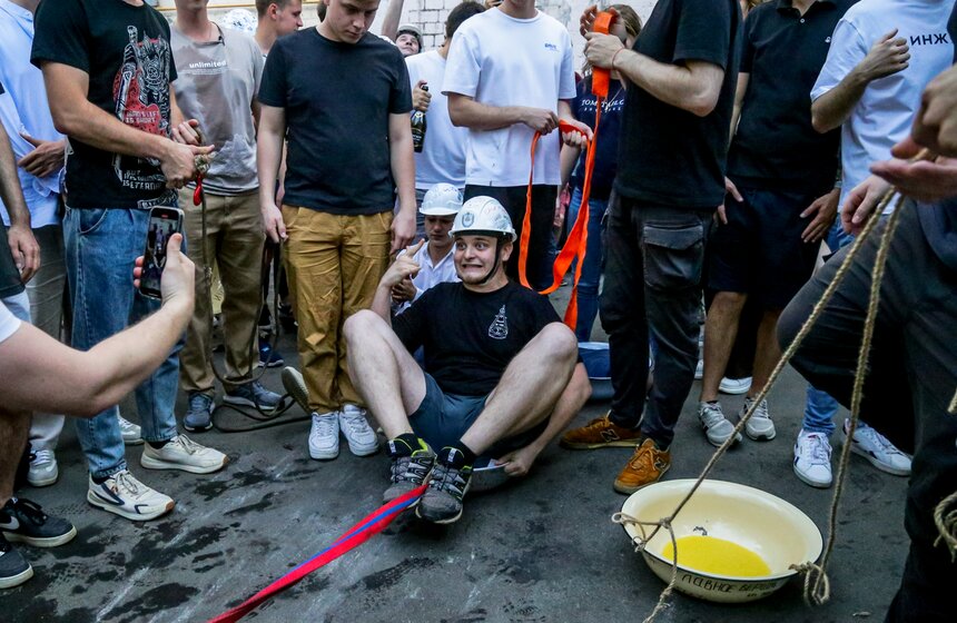 Студенты Бауманки отпраздновали выпуск катаниями в тазах 9 фото