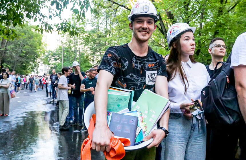 Студенты Бауманки отпраздновали выпуск катаниями в тазах 3 фото