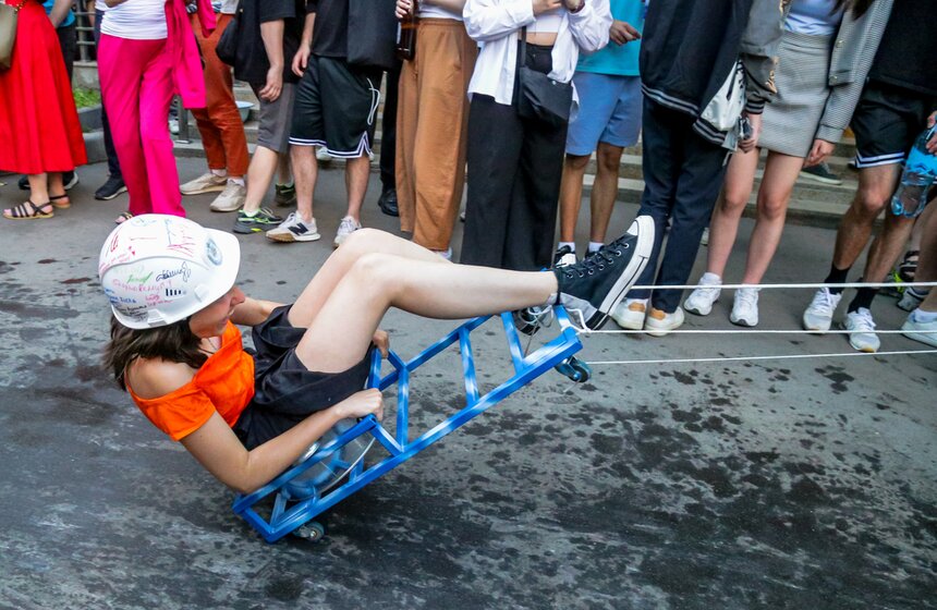 Студенты Бауманки отпраздновали выпуск катаниями в тазах 6 фото