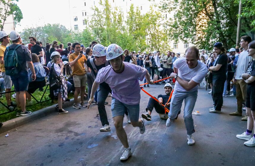 Студенты Бауманки отпраздновали выпуск катаниями в тазах 5 фото