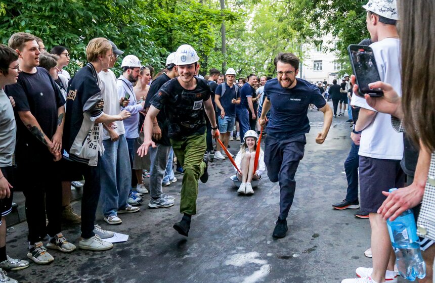 Студенты Бауманки отпраздновали выпуск катаниями в тазах 18 фото