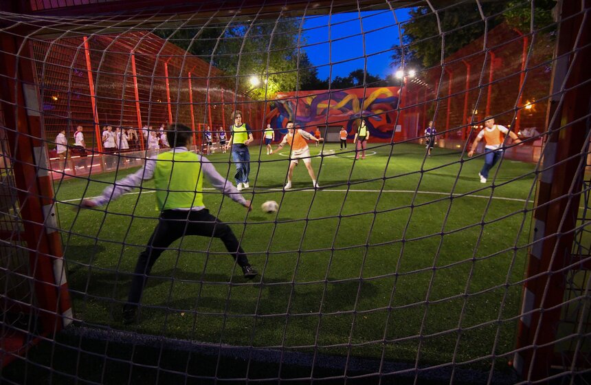 Около 40 тыс школьников пришли на общегородской выпускной в Парк Горького 31 фото