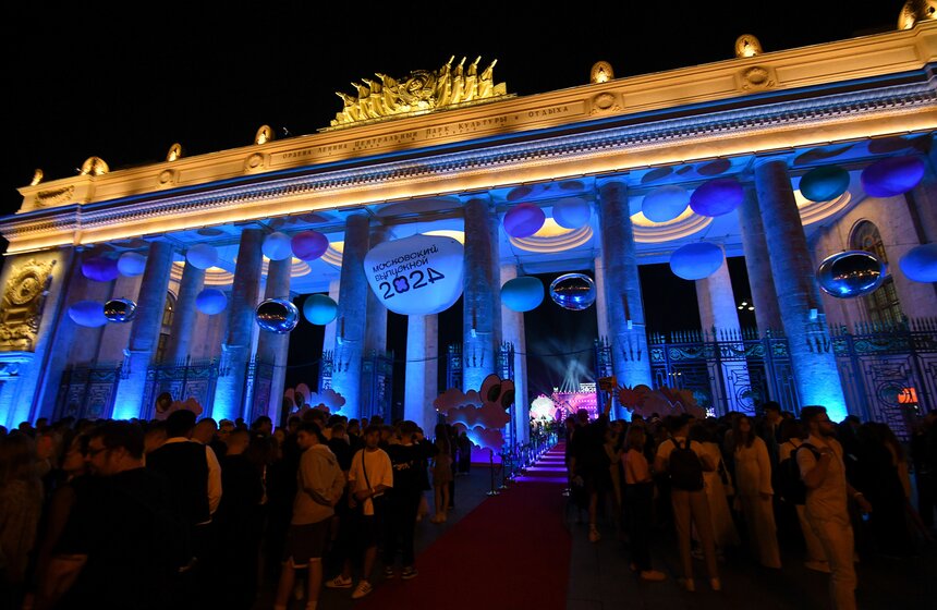 Около 40 тыс школьников пришли на общегородской выпускной в Парк Горького 39 фото