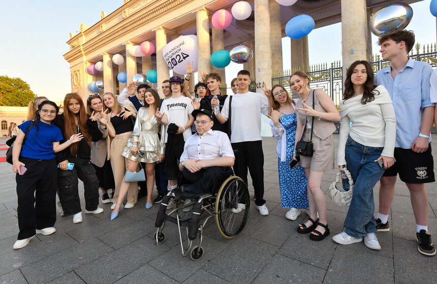 Около 40 тыс школьников пришли на общегородской выпускной в Парк Горького 10 фото