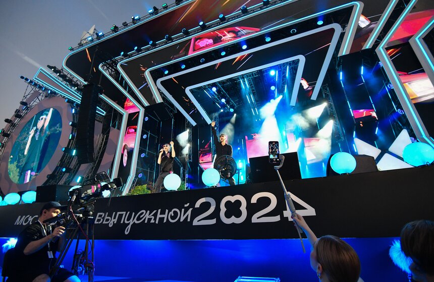 Около 40 тыс школьников пришли на общегородской выпускной в Парк Горького 22 фото