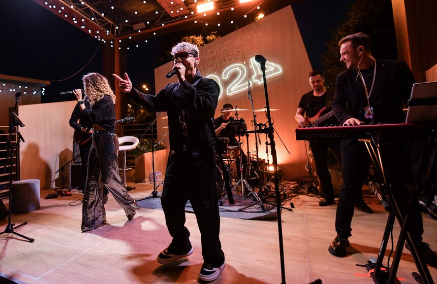 Около 40 тыс школьников пришли на общегородской выпускной в Парк Горького 35 фото