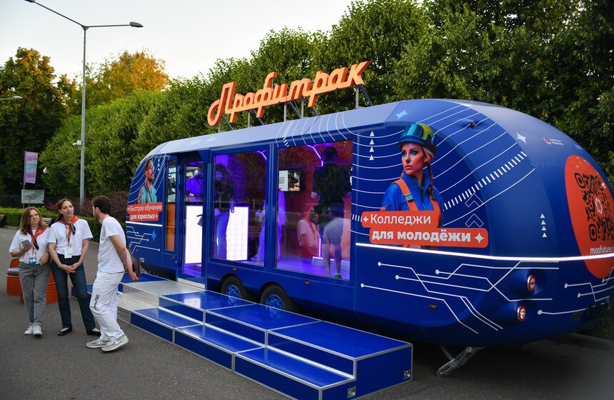 Около 40 тыс школьников пришли на общегородской выпускной в Парк Горького 16 фото