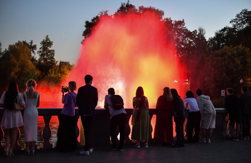 Около 40 тыс школьников пришли на общегородской выпускной в Парк Горького 36 фото