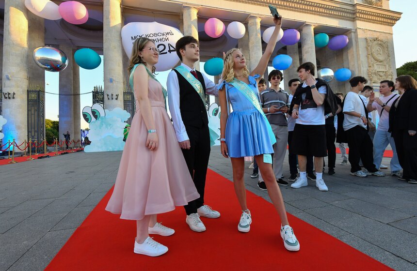 Около 40 тыс школьников пришли на общегородской выпускной в Парк Горького 8 фото