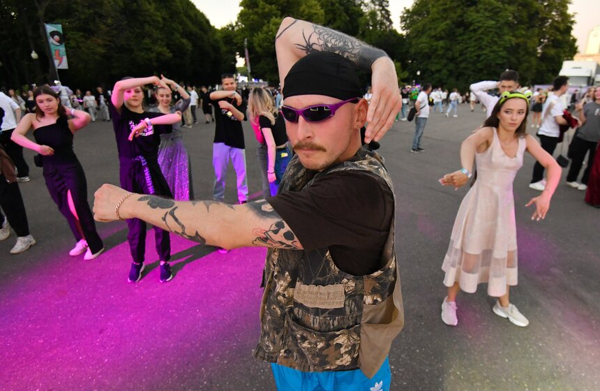 Около 40 тыс школьников пришли на общегородской выпускной в Парк Горького 18 фото