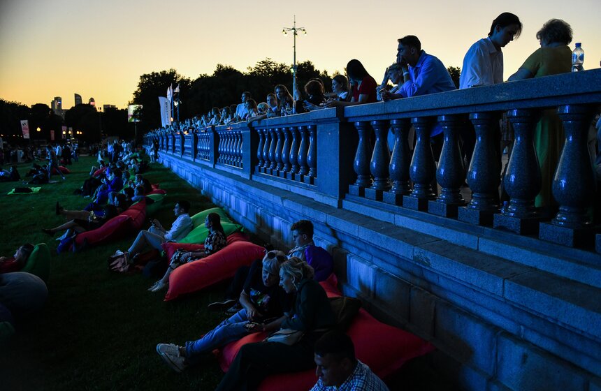 Около 40 тыс школьников пришли на общегородской выпускной в Парк Горького 26 фото