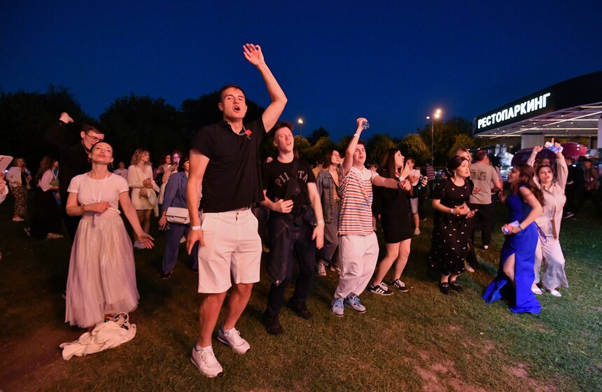 Около 40 тыс школьников пришли на общегородской выпускной в Парк Горького 34 фото