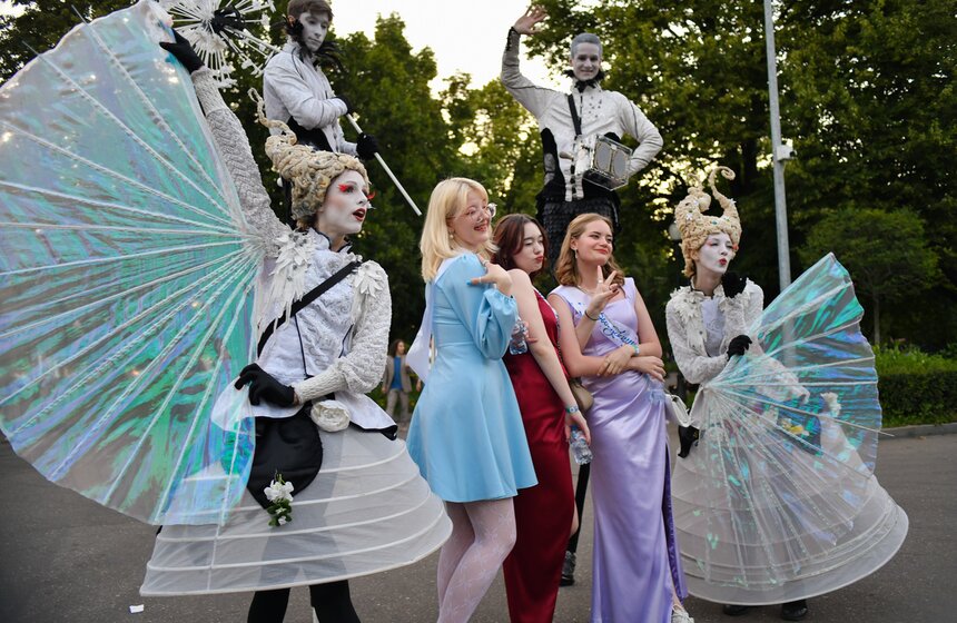 Около 40 тыс школьников пришли на общегородской выпускной в Парк Горького 9 фото