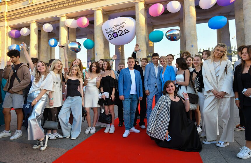 Около 40 тыс школьников пришли на общегородской выпускной в Парк Горького 1 фото