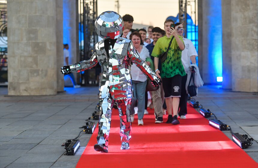 Около 40 тыс школьников пришли на общегородской выпускной в Парк Горького 3 фото