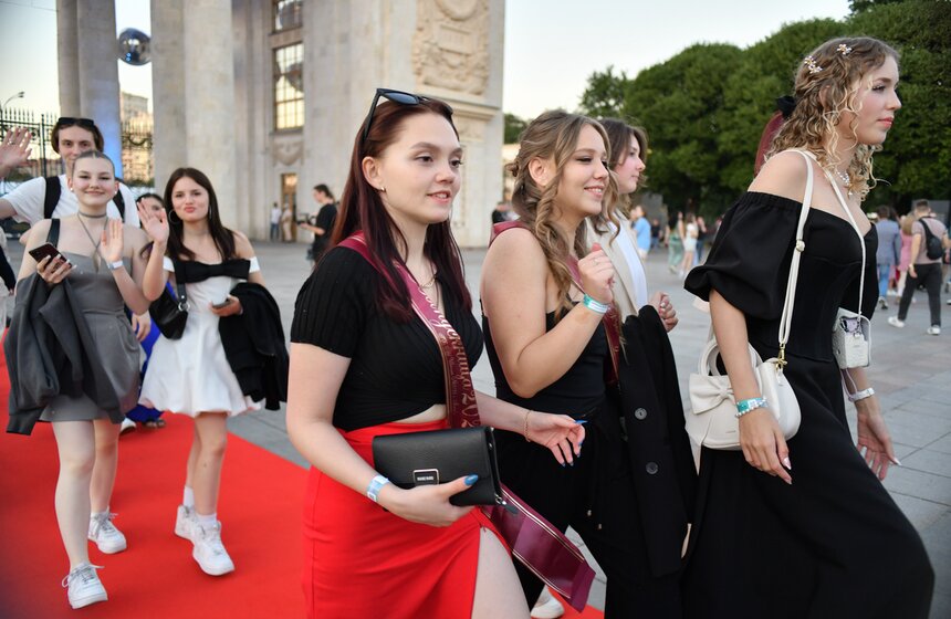 Около 40 тыс школьников пришли на общегородской выпускной в Парк Горького 11 фото