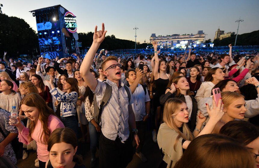 Около 40 тыс школьников пришли на общегородской выпускной в Парк Горького 21 фото