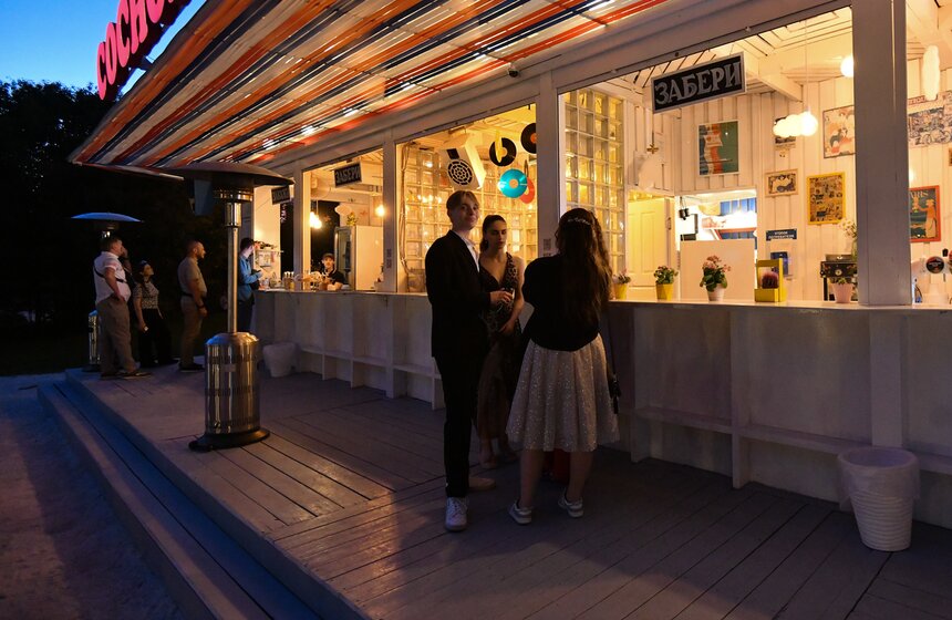 Около 40 тыс школьников пришли на общегородской выпускной в Парк Горького 29 фото