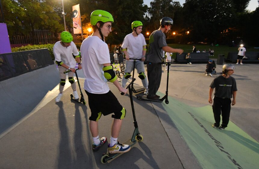 Около 40 тыс школьников пришли на общегородской выпускной в Парк Горького 30 фото
