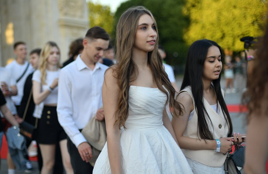 Около 40 тыс школьников пришли на общегородской выпускной в Парк Горького 4 фото