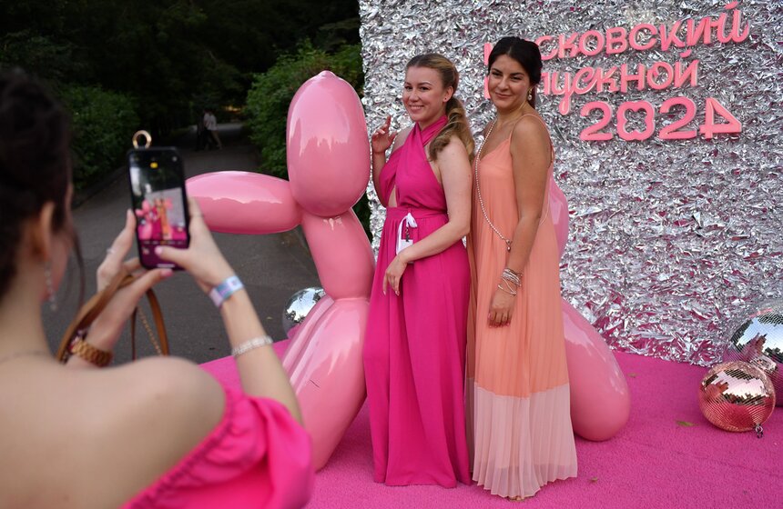 Около 40 тыс школьников пришли на общегородской выпускной в Парк Горького 7 фото