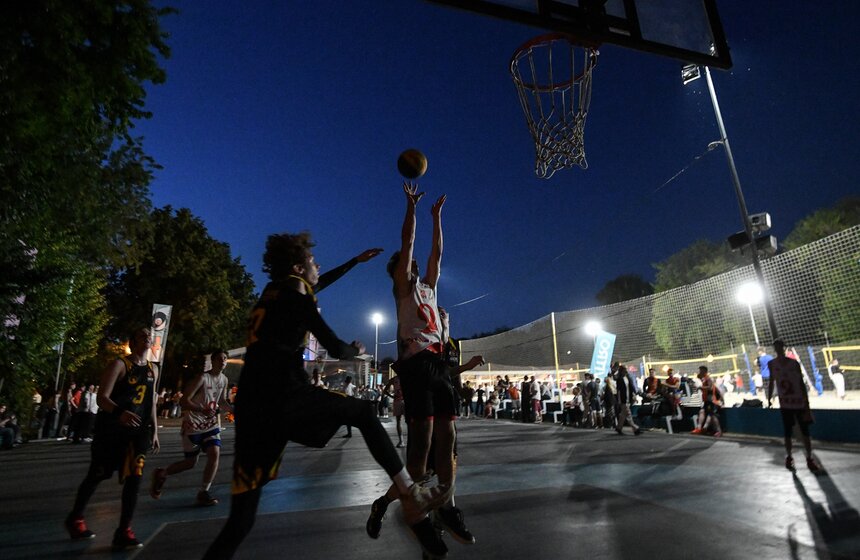 Около 40 тыс школьников пришли на общегородской выпускной в Парк Горького 32 фото